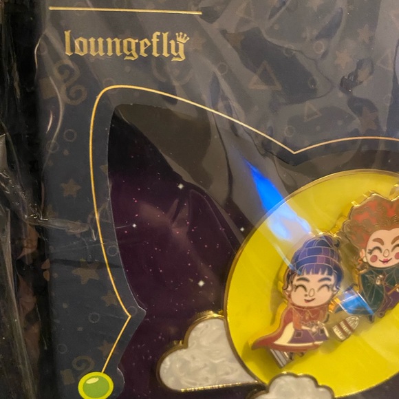 Limited Edition (500) Glow in the Dark Loungefly x Disney Hocus Pocus slide pin - Picture 6 of 10